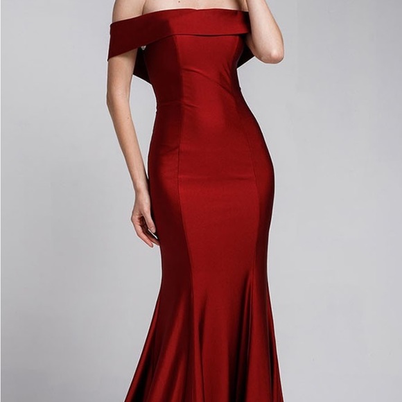 Off shoulder gown - Picture 3 of 4